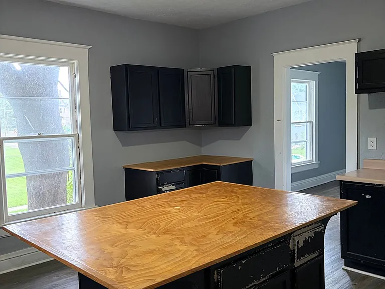 724 W Elm St — Photo 8