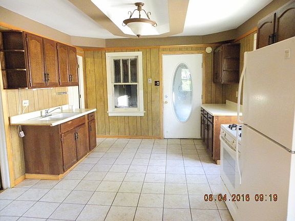 5th image of 3028 Commercial Ave