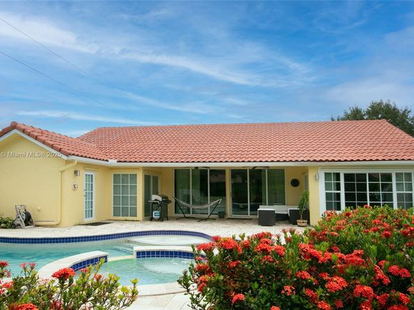 1049 Laguna Springs Dr
