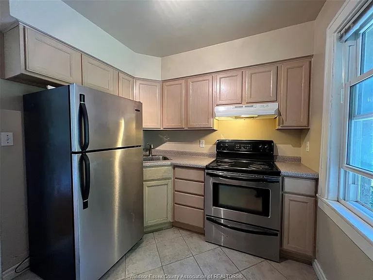 2423 Princess Ave — Photo 13
