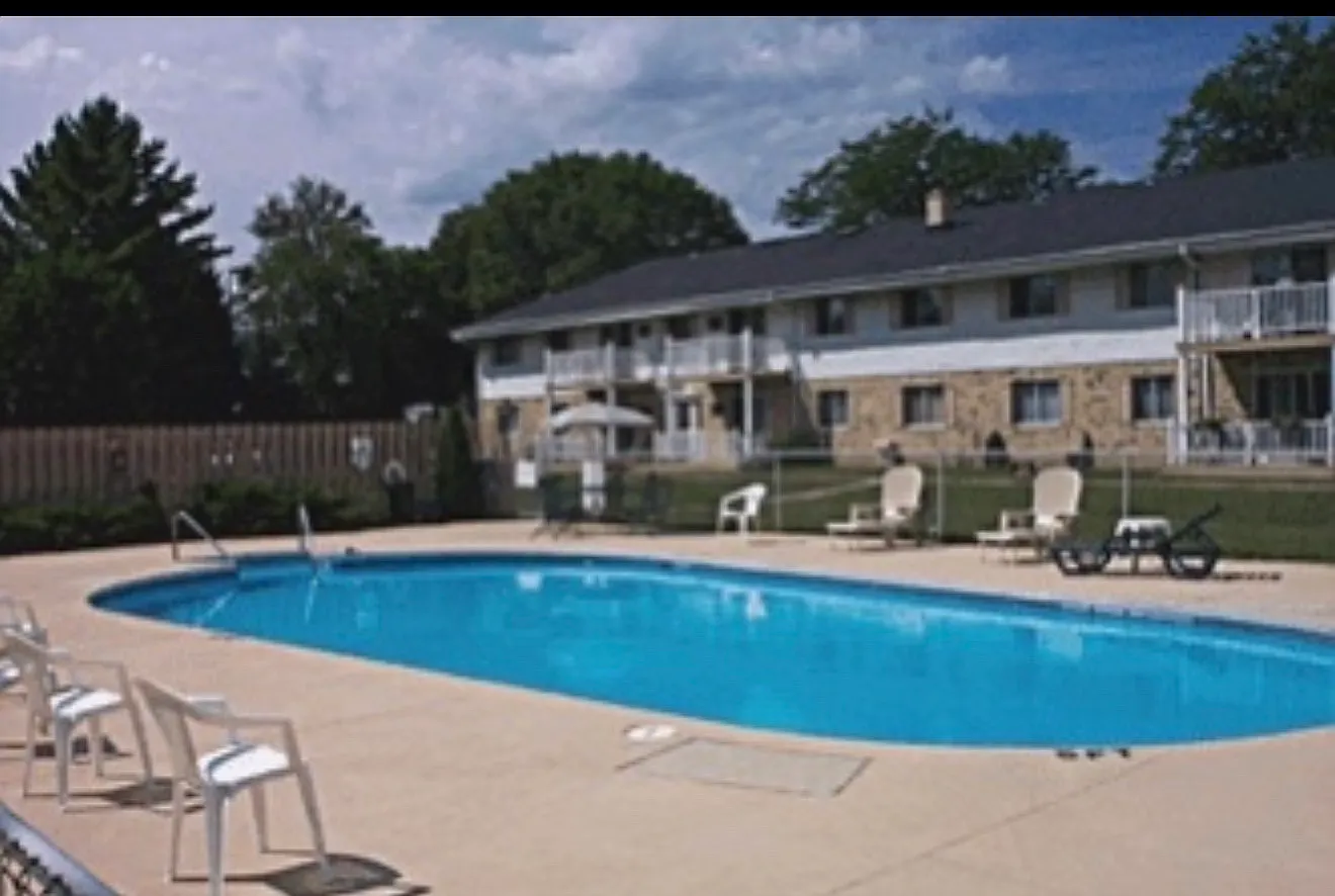 2 bed, 1.5 bath, 1100 sqft, $1,300 — Photo 2