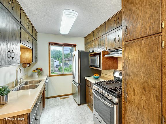 4th image of 1625 McLean Ave