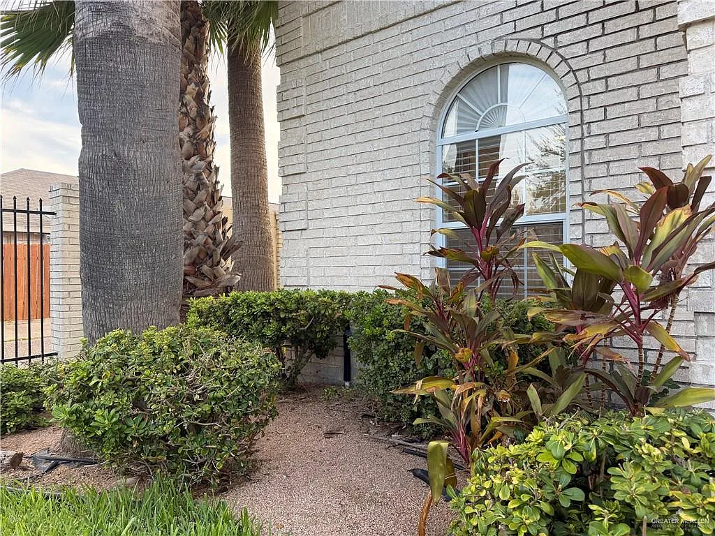 3 bed, 2.5 bath, 1300 sqft, $1,300 — Photo 4