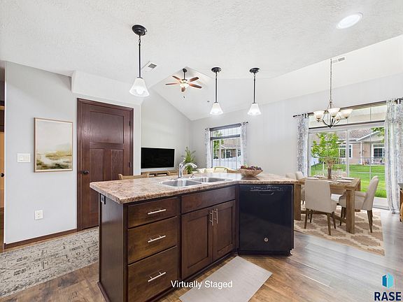 4th image of 206 E 82nd Pl