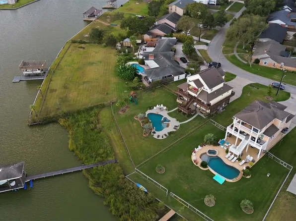 2009 Ocean View Dr, Seabrook, TX 77586