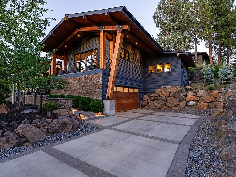 19077 Mount McLoughlin Ln — Photo 3