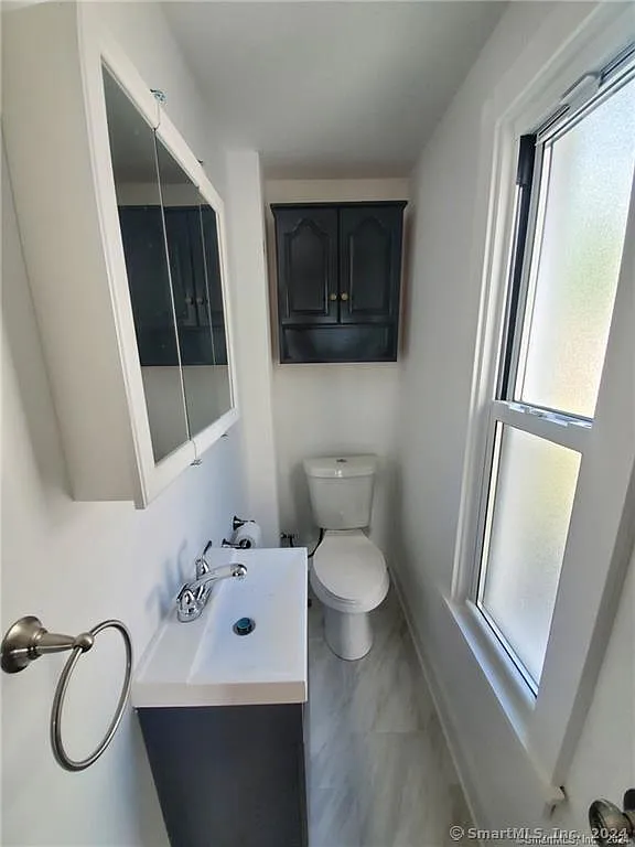 Cozy 1BR to share with In-Unit Laundry and Modern Kitchen — Photo 2