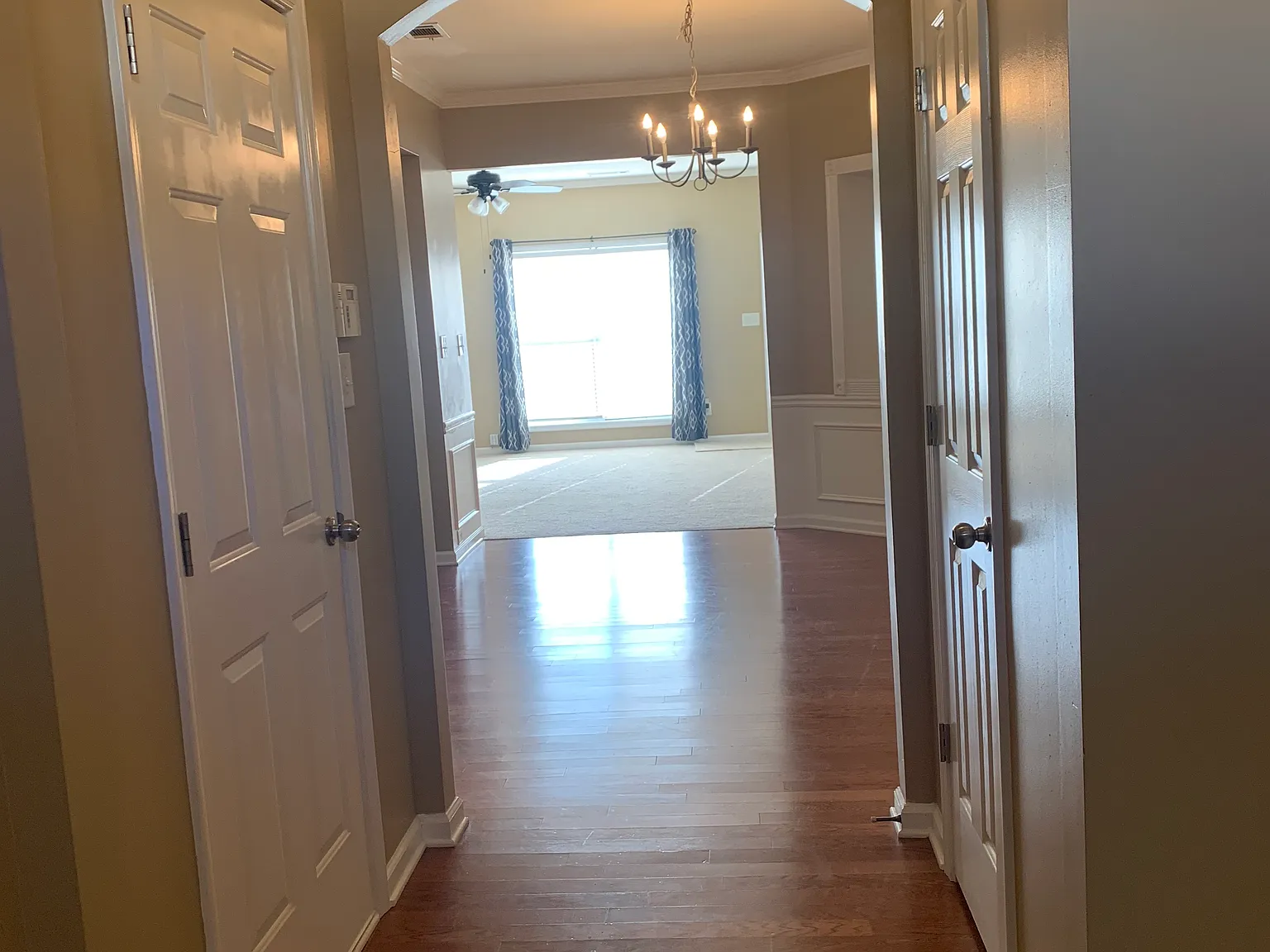 1932 Dilcrest Dr — Photo 2