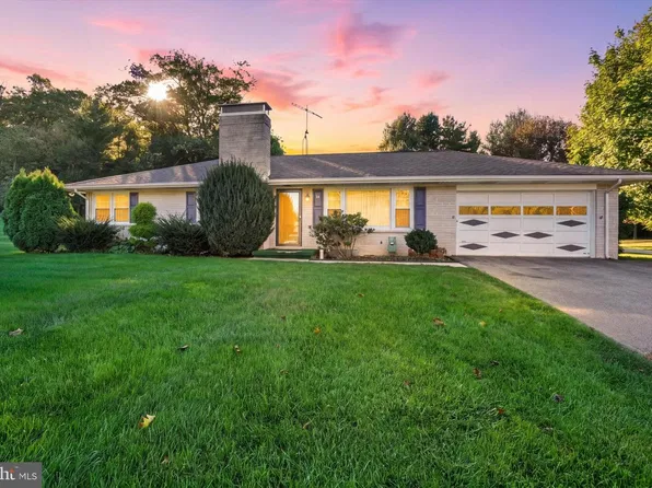 30 Charles Ave, Stewartstown, PA 17363