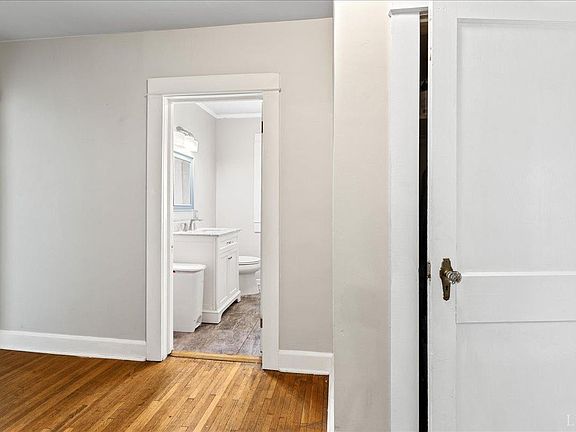 5th image of 131 Earl St
