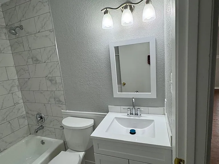 608 W 51st St #104 — Photo 13