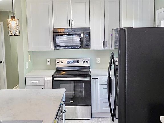 3rd image of 14 Tenuss Ln