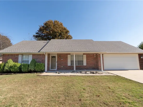615 Honeysuckle St, Lowell, AR 72745