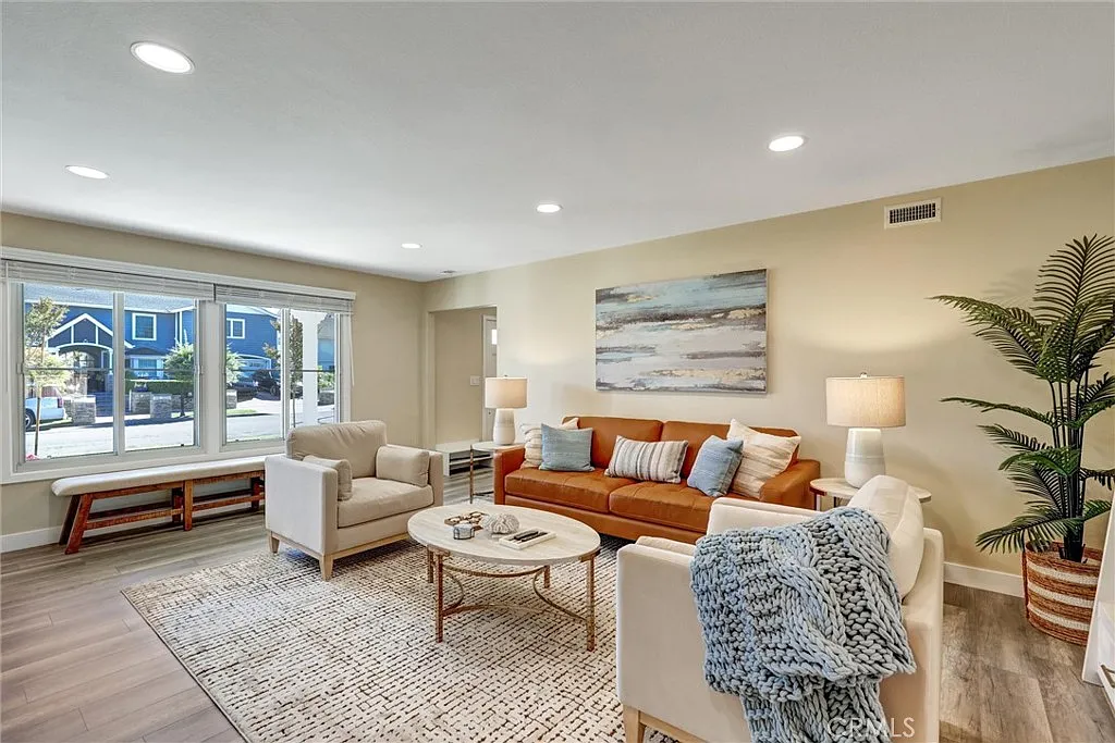 5 bed, 2563 sqft, $9,750 — Photo 4