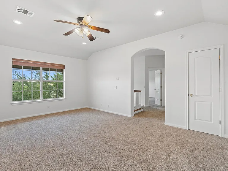 209 Canterbury Dr — Photo 31