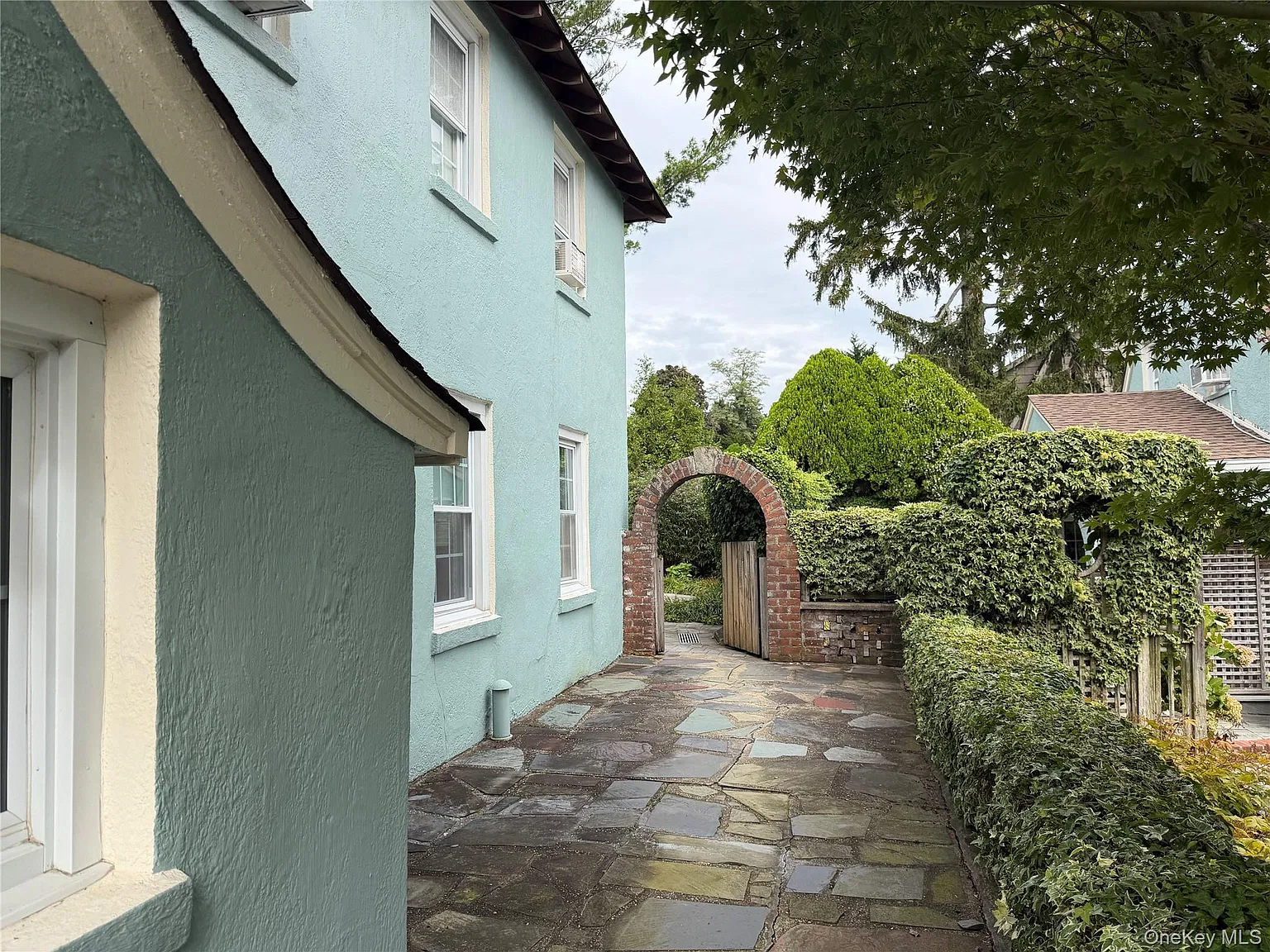 Valentine Ave — Photo 3