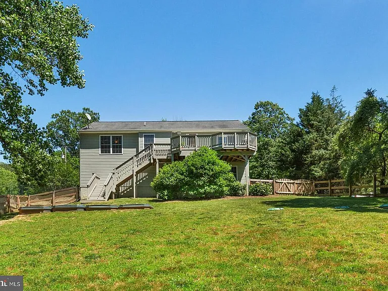 121 Hilda Dr — Photo 3