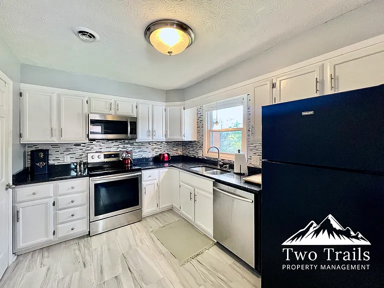 1761 Haywood Manor Rd — Photo 5