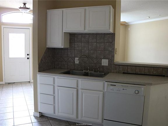 3rd image of 203 Hartford Dr