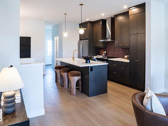 4th image of 284 Paterson Way SW