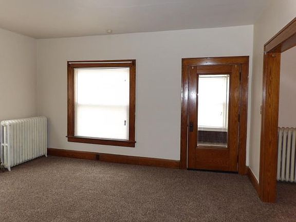 4th image of 341 N Broadway Ave