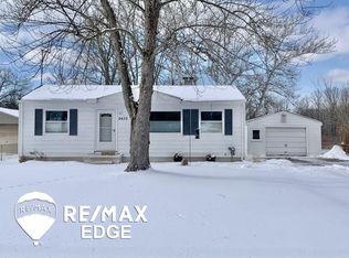 2432 Maplelawn Dr, Burton, MI 48519