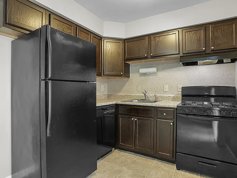Bermuda Heights Apartments — Photo 18