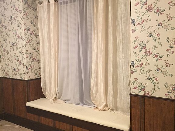 Window seat w/storage in dining room