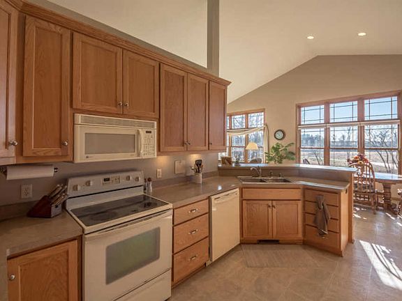 4th image of 885 River Meadows Dr