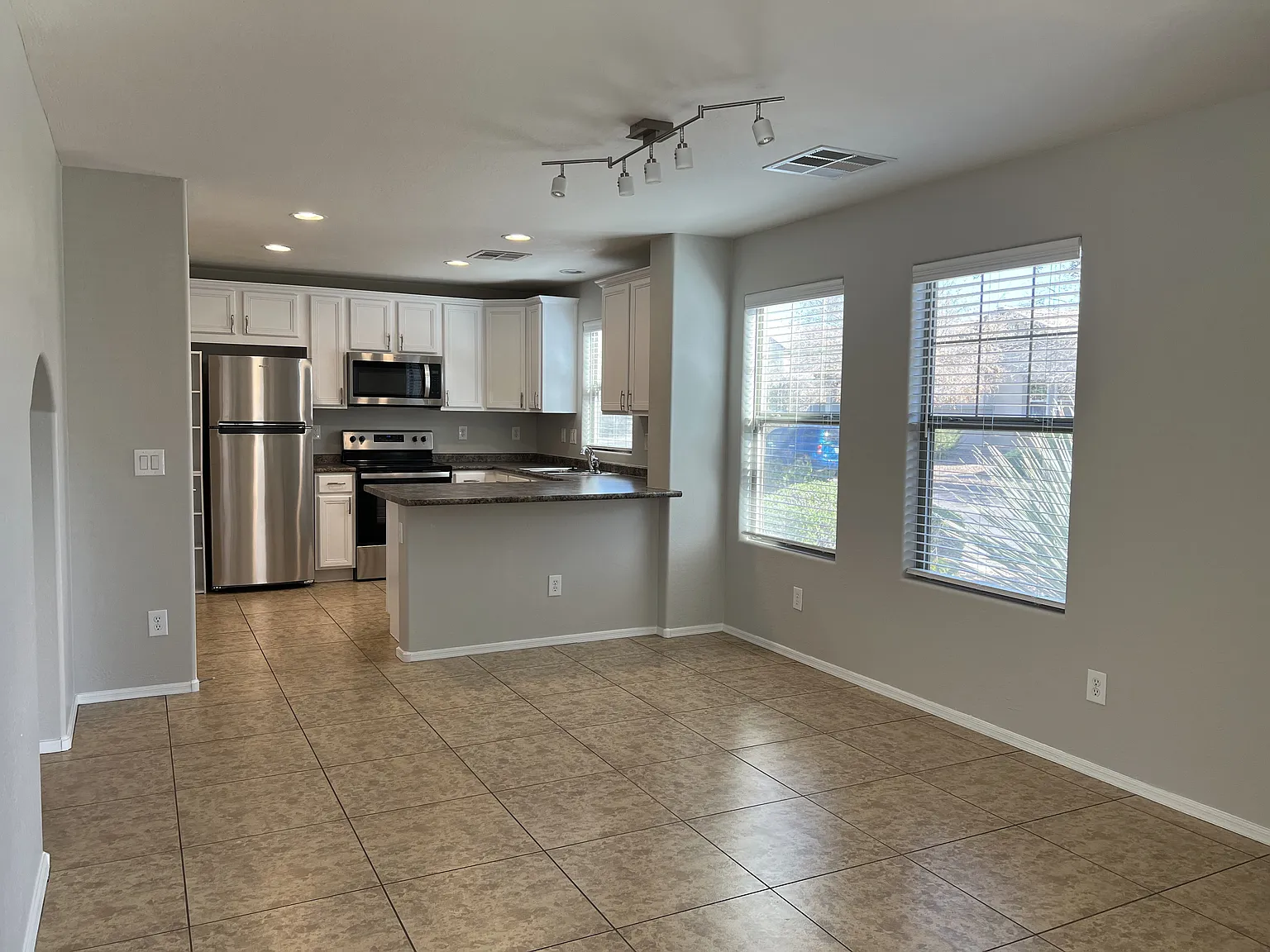 3 bed, 2.5 bath, 1488 sqft, $2,100 — Photo 4