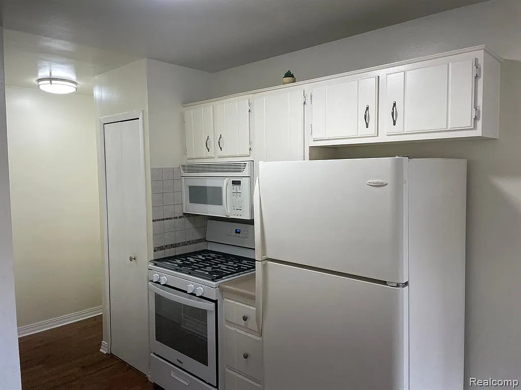 2 bed, 1.5 bath, 966 sqft, $1,600 — Photo 3