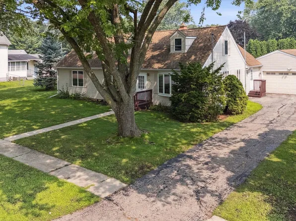 315 E 4th St, Byron, IL 61010