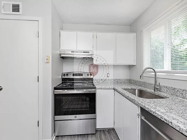 216 NW Vesper St — Photo 4
