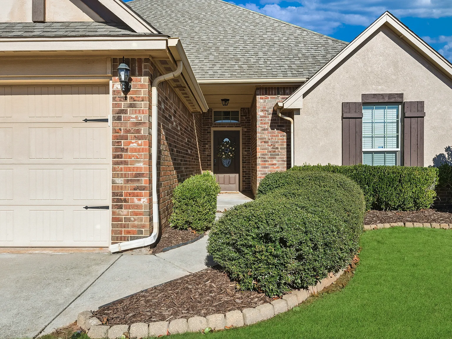 4 bed, 2.5 bath, 2354 sqft, $4,800 — Photo 2