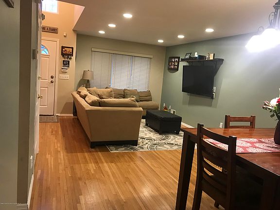 4th image of 210 Beach Ave