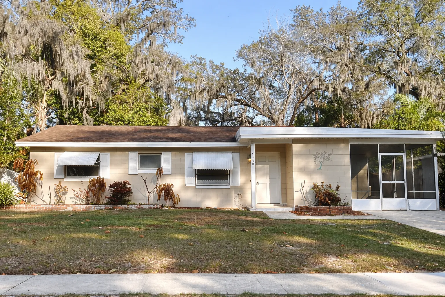 r93-5139 Oak Hill Drive - 1 — Photo 1