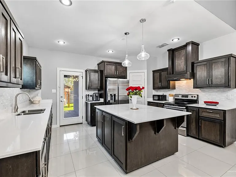 921 Casa Blanca — Photo 5