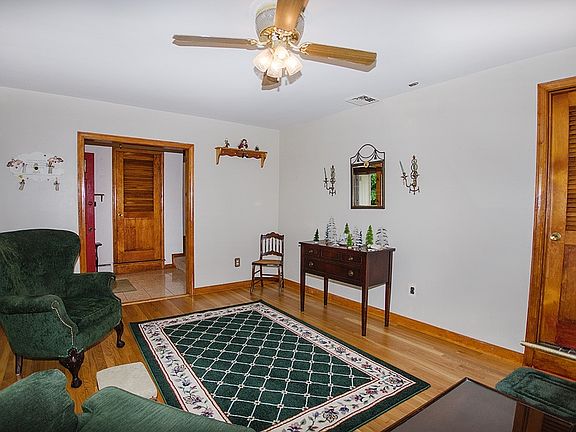 3rd image of 11 Glendale Cir