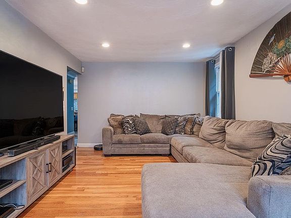 4th image of 15 Homewood Ave