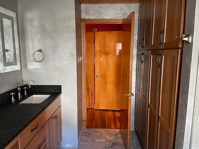 949 Victoria St — Photo 11