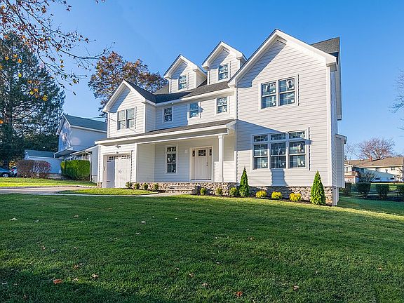 3rd image of 17 Crestwood Dr