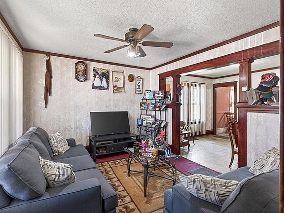 3rd image of 790 Geranium Ave E