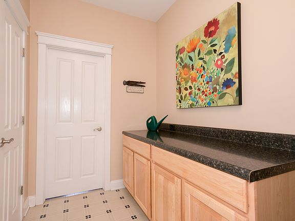 3rd image of 136 Windy Knoll Ln