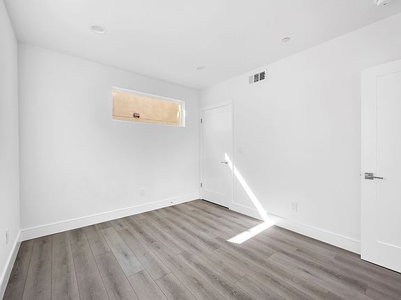 5th image of 1150 W 38th St #3809