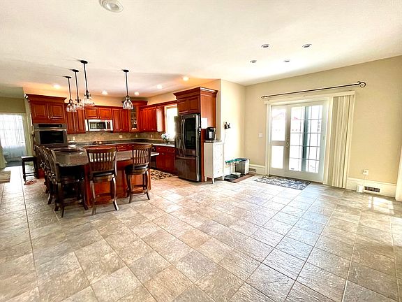 4th image of 33 Fairfield Cir