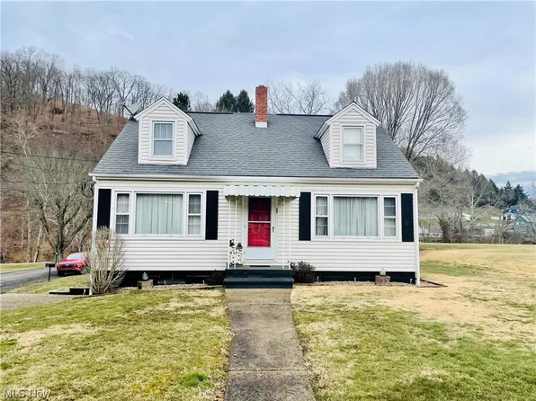 140 Green Acres Dr, Wellsburg, WV 26070