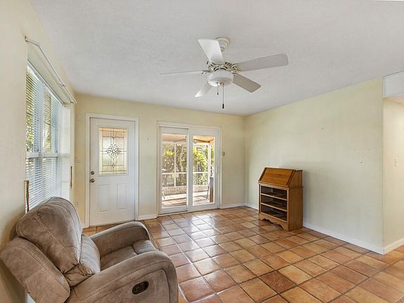 3rd image of 1949 Sunset Dr SW