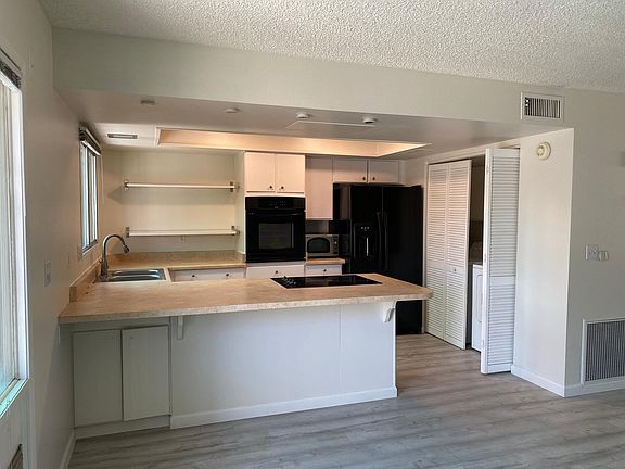 4th image of 2834 E Clarendon Ave