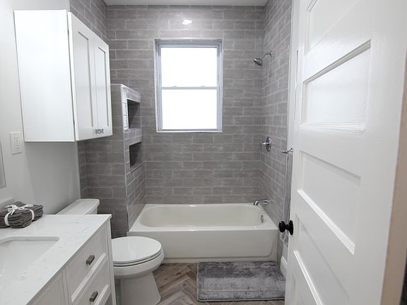 5th image of 909 E 39th St