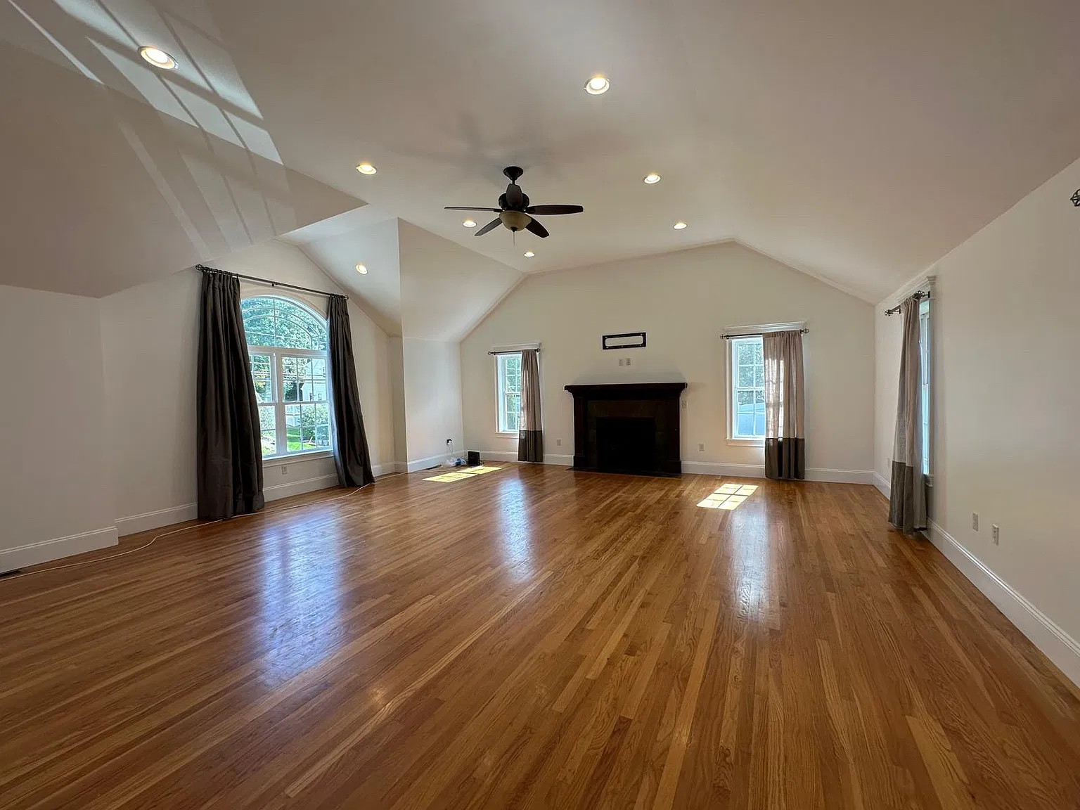 4 bed, 3.5 bath, 4000 sqft, $7,000 — Photo 4